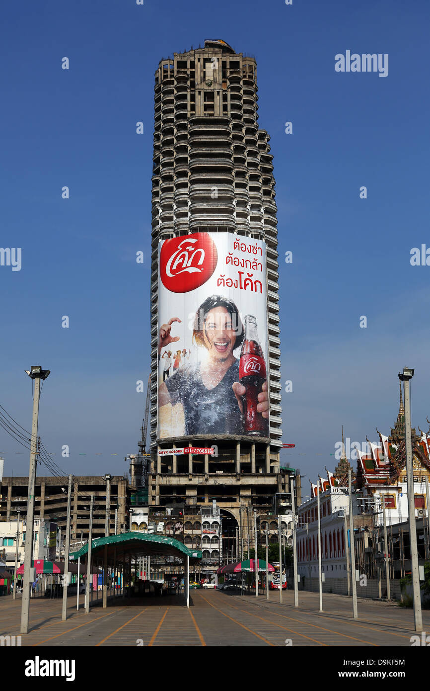 Coca Cola pubblicità banner pubblicitario su un edificio, Bangkok, Thailandia Foto Stock