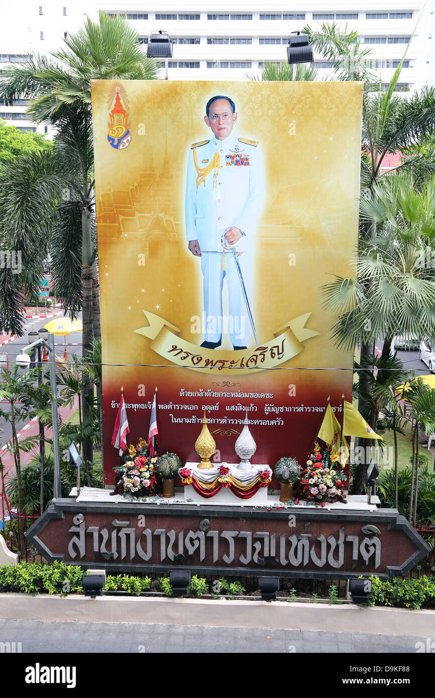 Immagine del Re Tailandese Rama IX Bhumibol Adulyadej presso la sede centrale di polizia, Bangkok, Thailandia Foto Stock