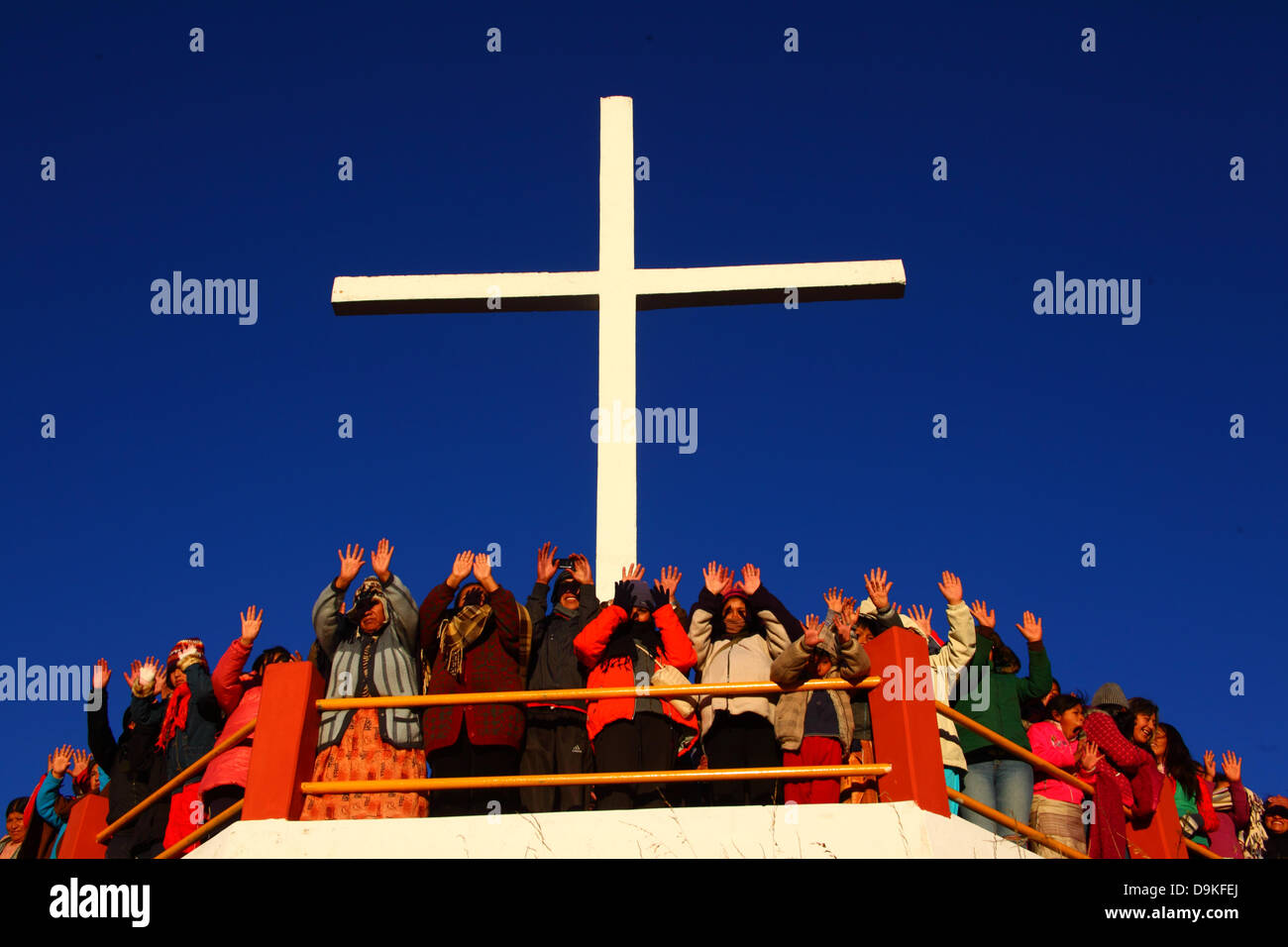 LA PAZ, Bolivia, 21 giugno. I boliviani hanno alzato le loro mani per ricevere il calore e l energia del sole nascente in occasione di una manifestazione per celebrare l'Aymara Anno Nuovo o Willka Kuti (anche il solstizio d'inverno). Sunrise segna l inizio del nuovo anno (5521 nel calendario Aymara, Willka Kuti letteralmente significa il ritorno del sole). Credito: James Brunker / Alamy Live News Foto Stock