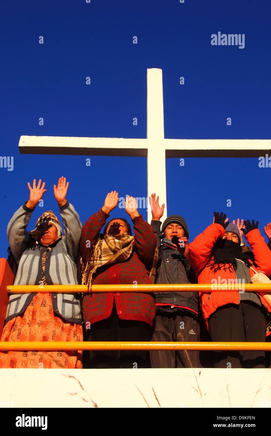LA PAZ, Bolivia, 21 giugno. I boliviani hanno alzato le loro mani per ricevere il calore e l energia del sole nascente in occasione di una manifestazione per celebrare l'Aymara Anno Nuovo o Willka Kuti (anche il solstizio d'inverno). Sunrise segna l inizio del nuovo anno (5521 nel calendario Aymara, Willka Kuti letteralmente significa il ritorno del sole). Credito: James Brunker / Alamy Live News Foto Stock