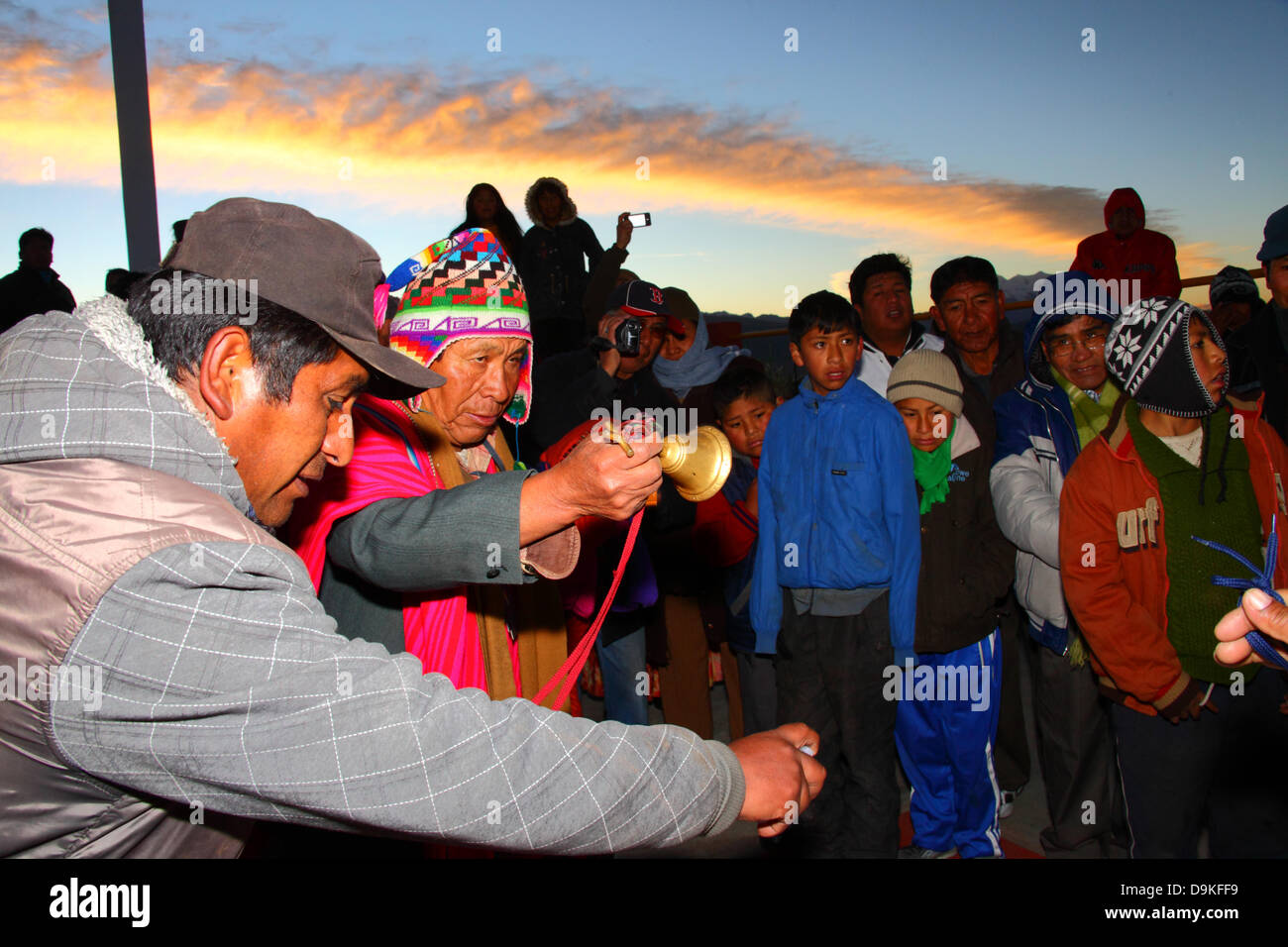 LA PAZ, Bolivia, 21 giugno. Un maschio Aymara amauta o leader spirituale (indossando un tipico cappello di lana con paraorecchi chiamato chiamato chullo / chullu) prega per la montagna dèi durante un evento da celebrare l aymara Anno Nuovo o Willka Kuti (anche il solstizio d'inverno). Sunrise segna l inizio del nuovo anno (5521 in Aymara calendario). Credito: James Brunker / Alamy Live News Foto Stock