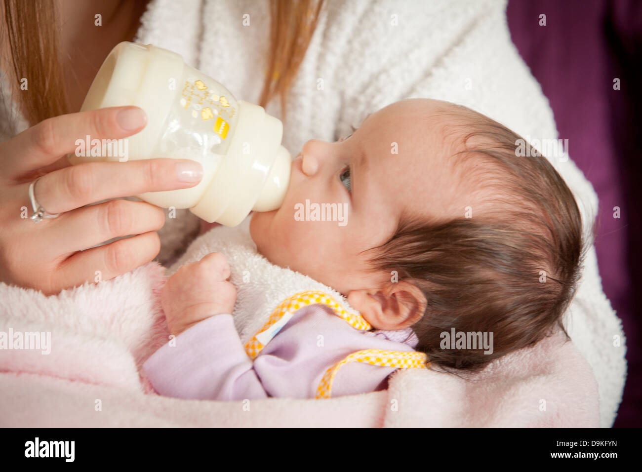 Neonato ragazza allattato con il biberon Foto Stock