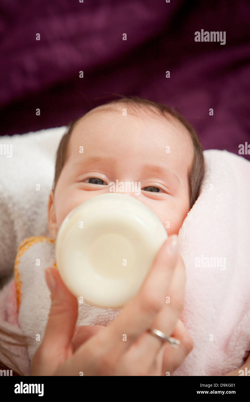 Neonato ragazza allattato con il biberon Foto Stock