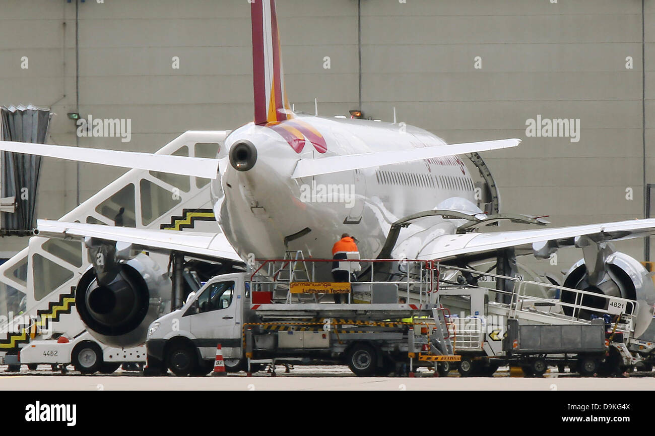 Un Germanwings aereo si siede sul piazzale di sosta a Colonia, Germania, 21 giugno 2013. Il velivolo si voltò indietro all aeroporto di Colonia / Bonn dopo una mezz'ora a causa di cloro-come l'odore. Il piano era diretta a Dublino, Irlanda con 127 passeggeri. Foto: OLIVER BERG Foto Stock