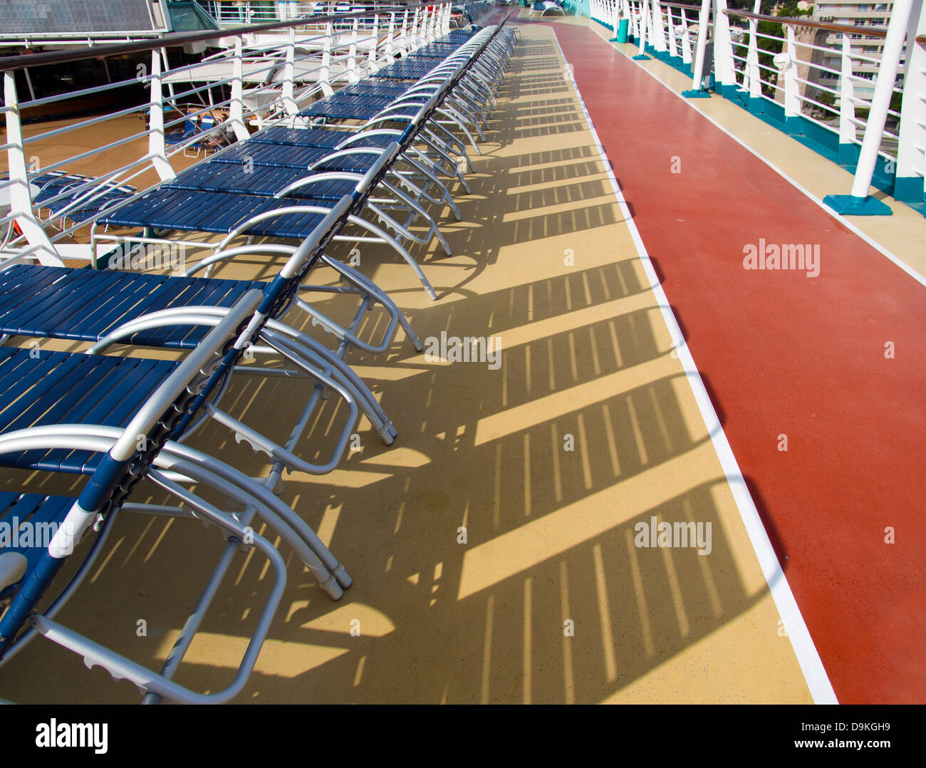 Deck poltrone reclinabili sulla nave da crociera 'Legenda dei mari' off Palma de Mallorca nelle Baleari, Spagna 7 Foto Stock