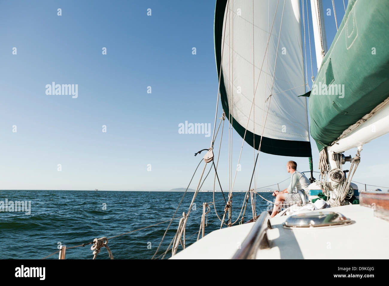 Giovane uomo sul ponte dello yacht Foto Stock