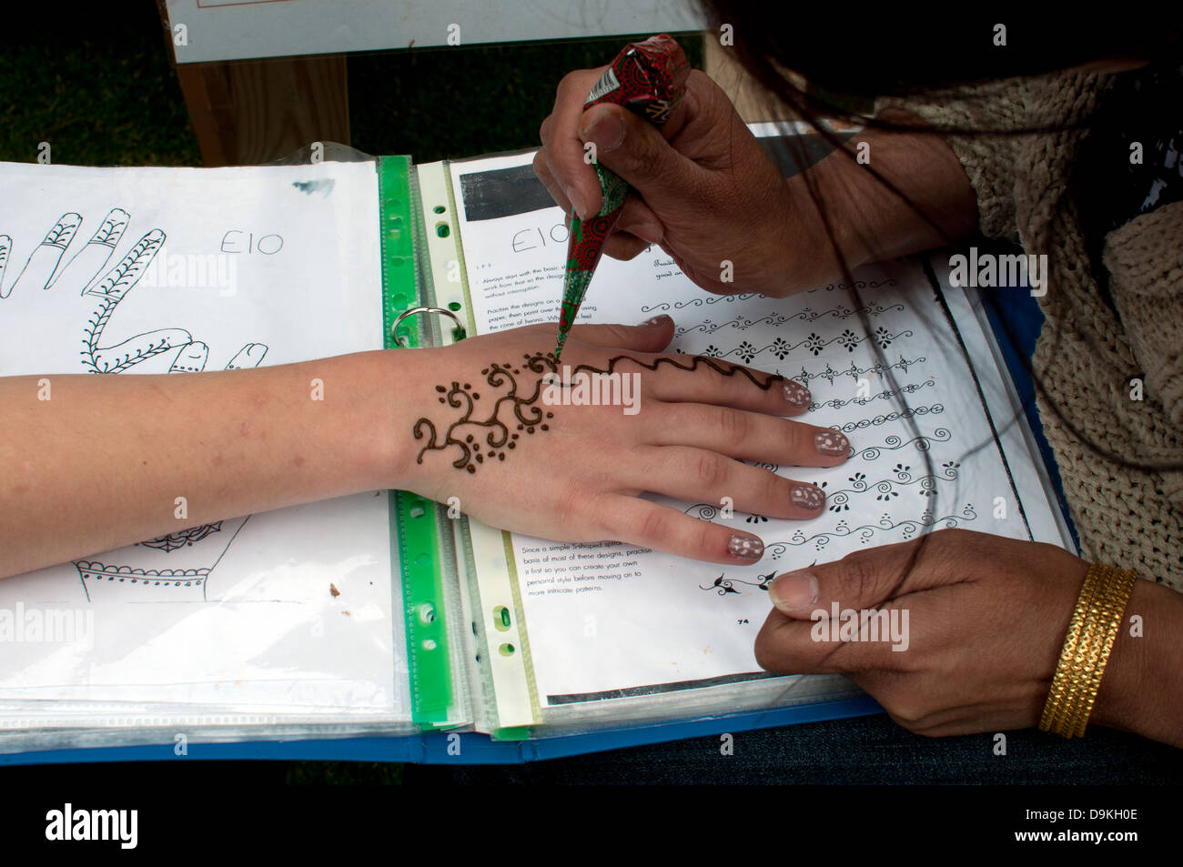 Henna Tattoo mano essendo applicato Foto Stock