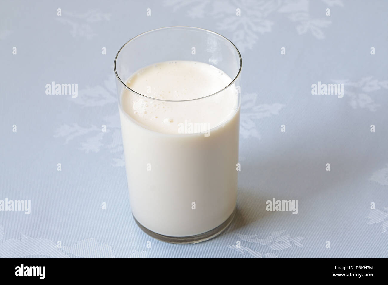 Latte fermentato prodotto in un bicchiere sul tavolo Foto Stock