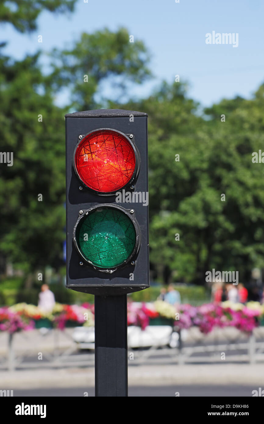 A due colori di luce del traffico su una strada di città in estate Foto Stock