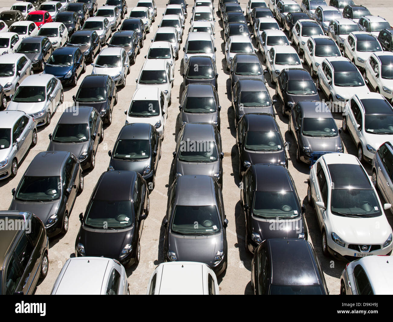 Strano uomo fuori - parcheggiata auto importate sul dock di Valencia, Spagna 6 Foto Stock