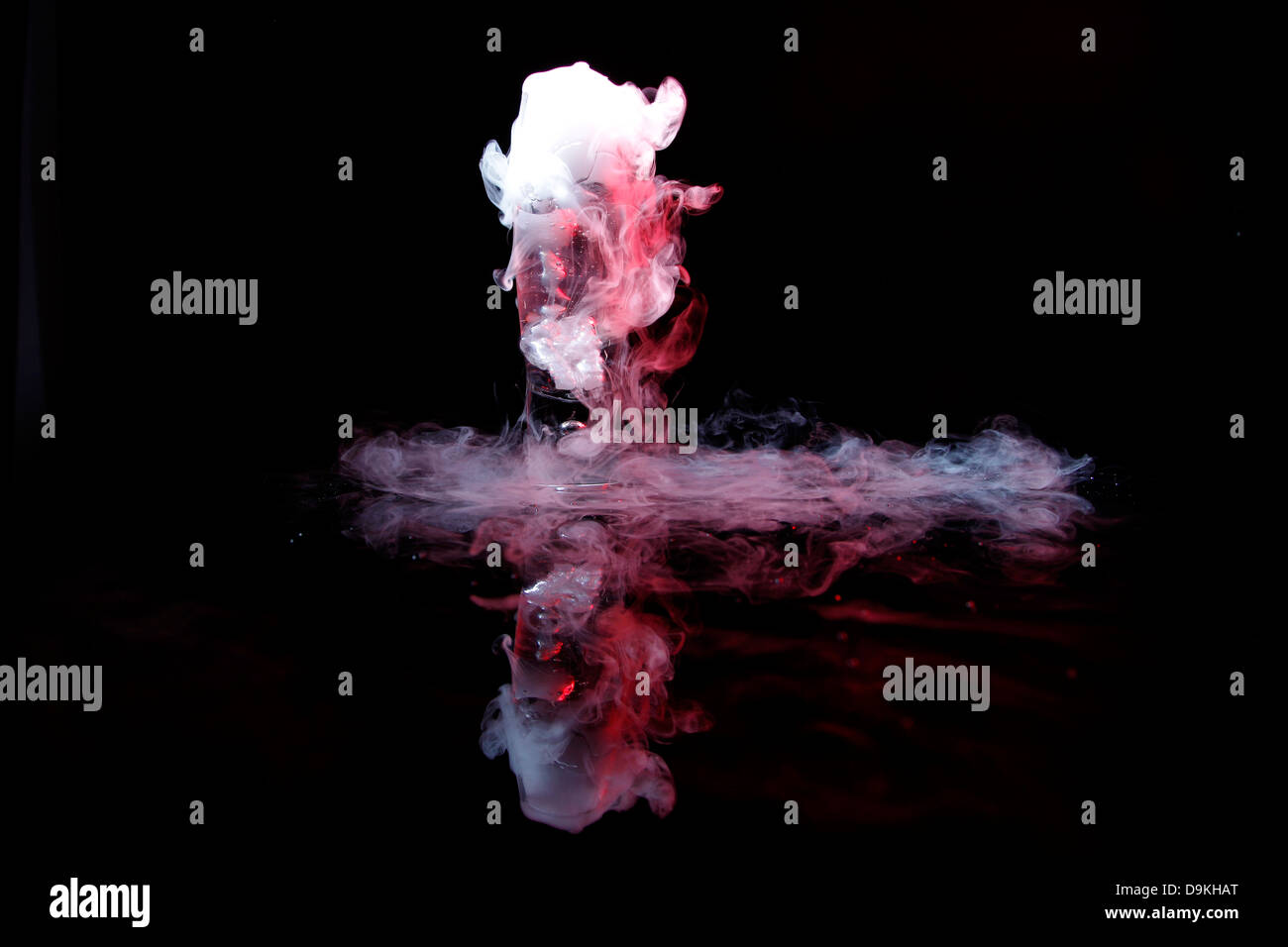 Bere in vetro con effetto di ghiaccio secco Foto Stock