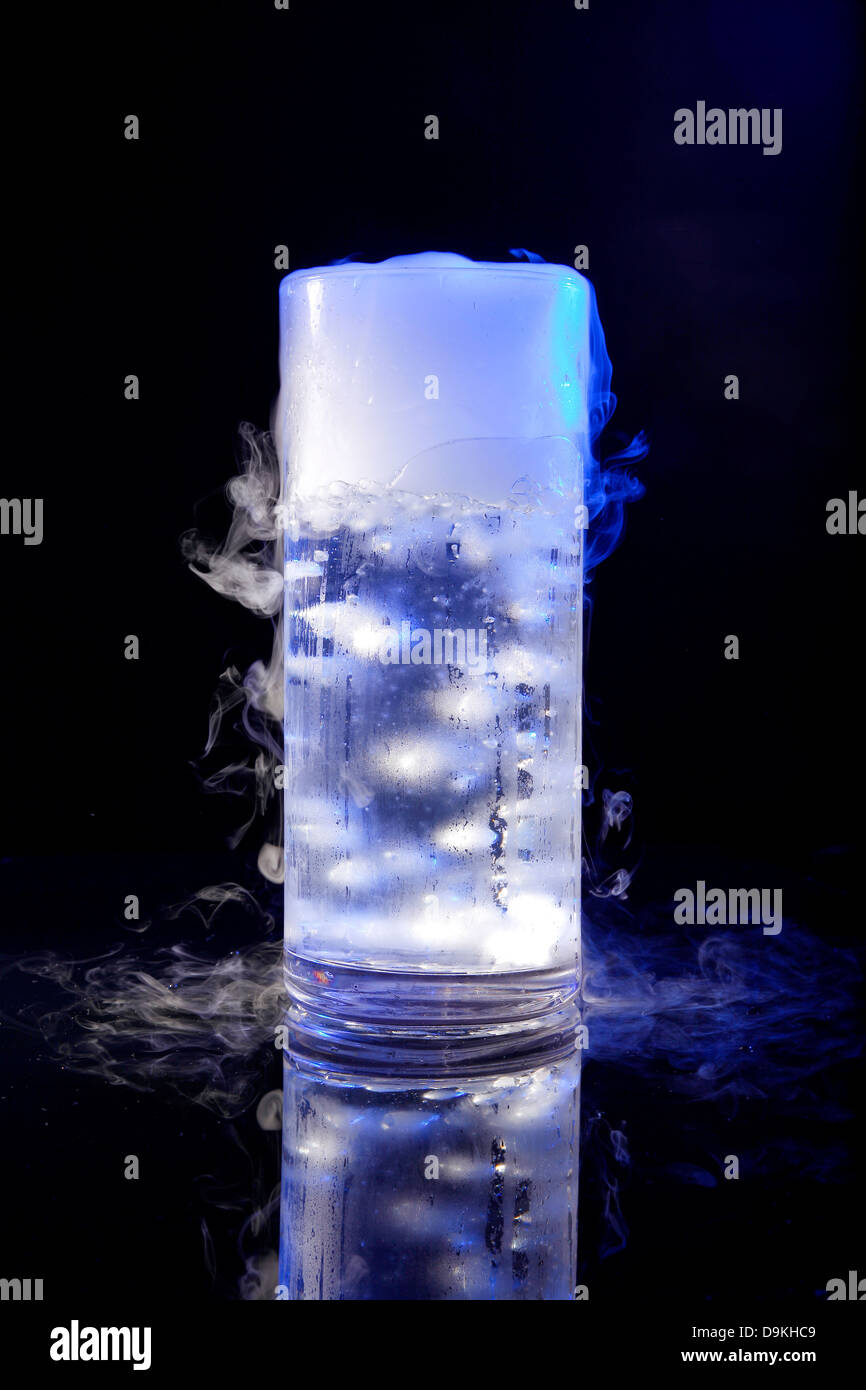 L'alcol, sfondo, bevanda nera, blow, bolle, carbonio, cocktail, freddo, concetto, raffreddata, coppa, pericolo, biossido, sognante, asciutto, Foto Stock L'alcol, sfondo, bevanda nera, blow, bolle, carbonio, cocktail, freddo, concetto, raffreddata, coppa, pericolo, biossido, sognante, asciutto, Foto Stock