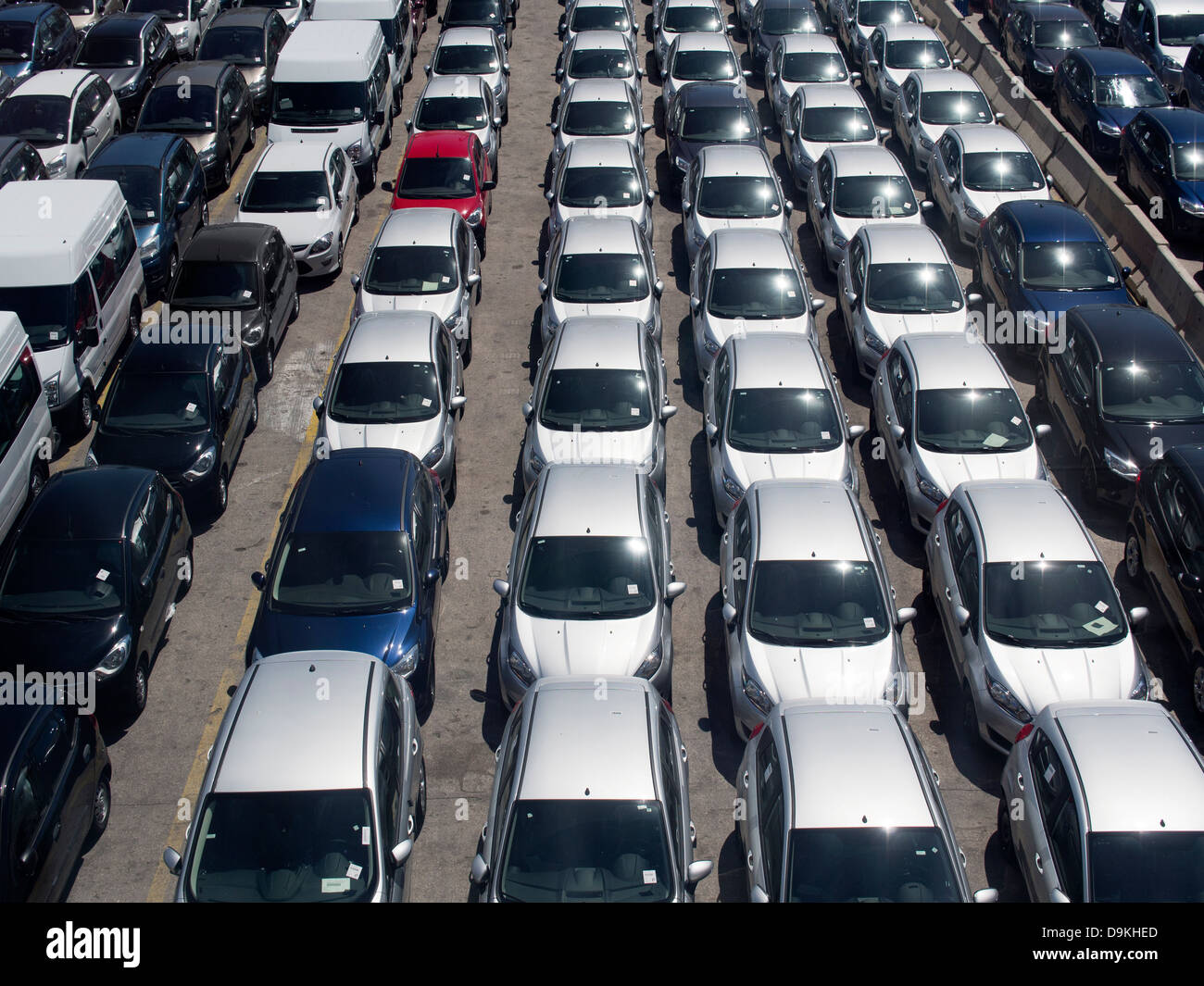 Strano uomo fuori - parcheggiata auto importate sul dock di Valencia, Spagna 3 Foto Stock