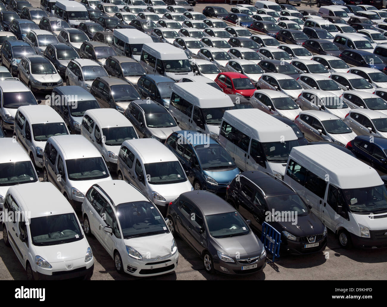 Strano uomo fuori - parcheggiata auto importate sul dock di Valencia, Spagna 2 Foto Stock