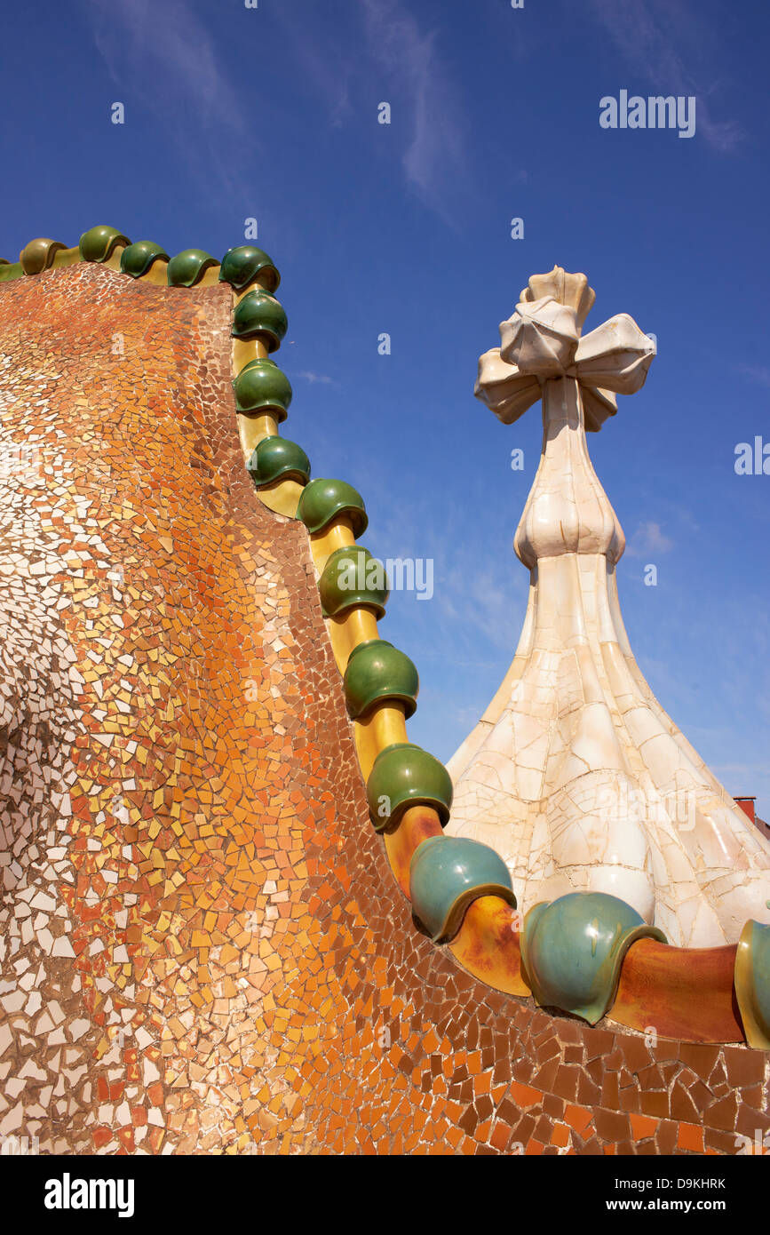 Design ornati sul tetto di Casa Batllo, Barcellona, Spagna Foto Stock