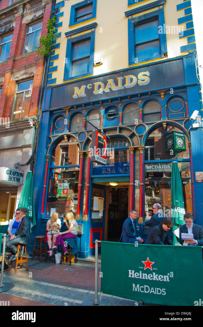 Pub McDaids esterno Harry street central Dublino Irlanda Europa Foto Stock