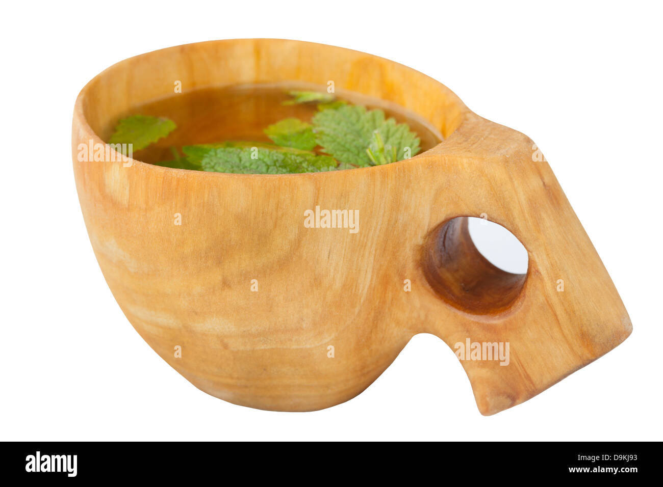 Parte intagliata in legno di betulla contenente Kuksa Melissa (Melissa officinalis) tè alle erbe Foto Stock