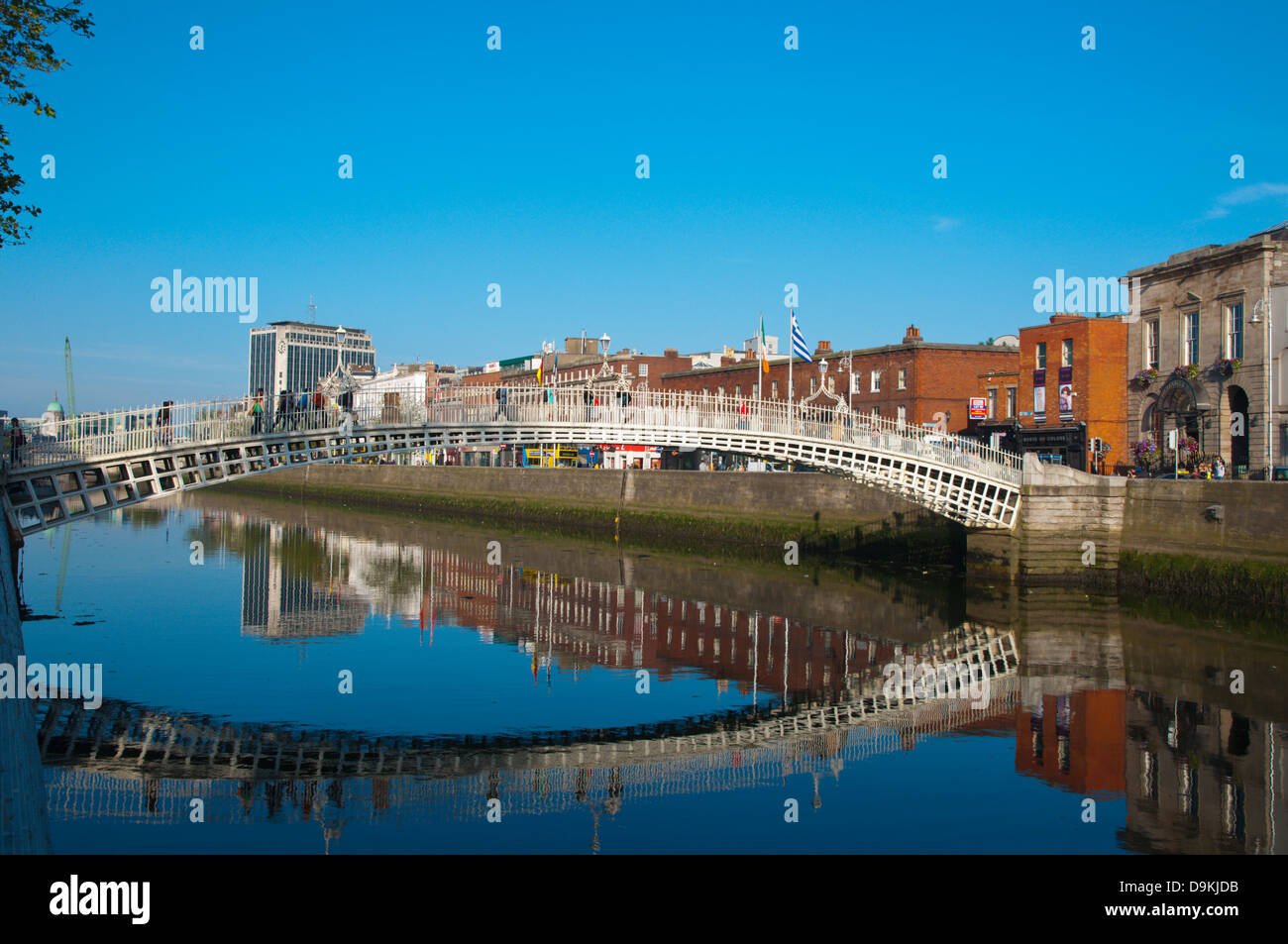 Liffey o Ha'penny Bridge (1816) Varcando il fiume Liffey centrale di Dublino Irlanda Europa Foto Stock