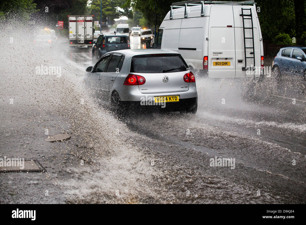 Pesante pioggia di estate causando inondazioni su Hagley Road a Birmingham, Regno Unito, Foto Stock