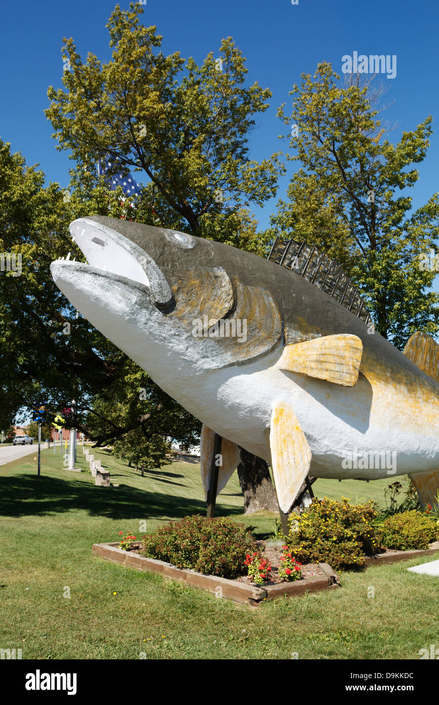 Scultura gigante di Walleye nel centro di Baudette, Minnesota, Stati Uniti. Foto Stock