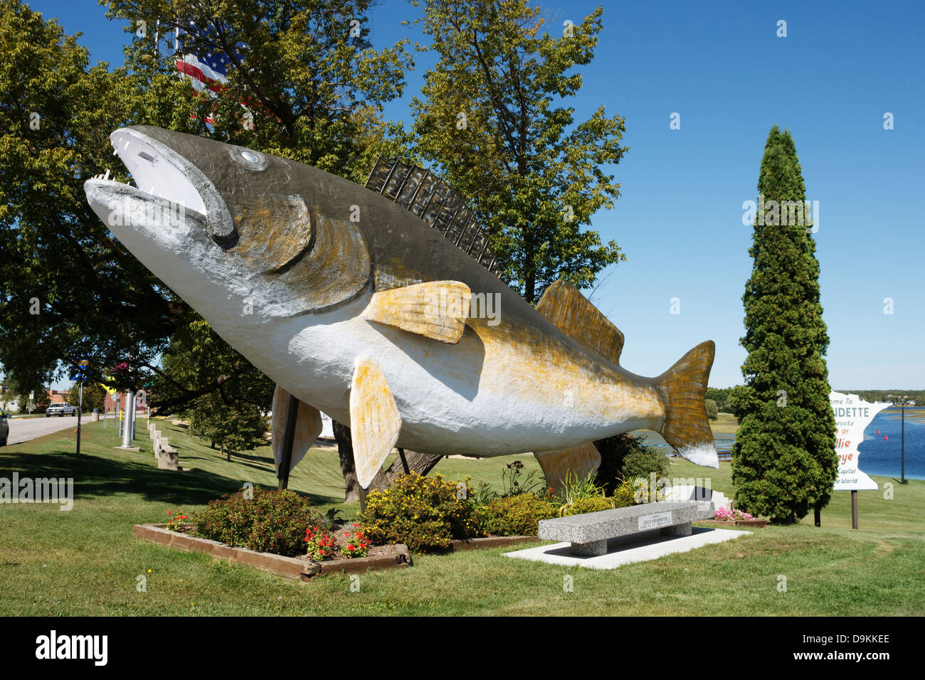 Scultura gigante di Walleye nel centro di Baudette, Minnesota, Stati Uniti. Foto Stock