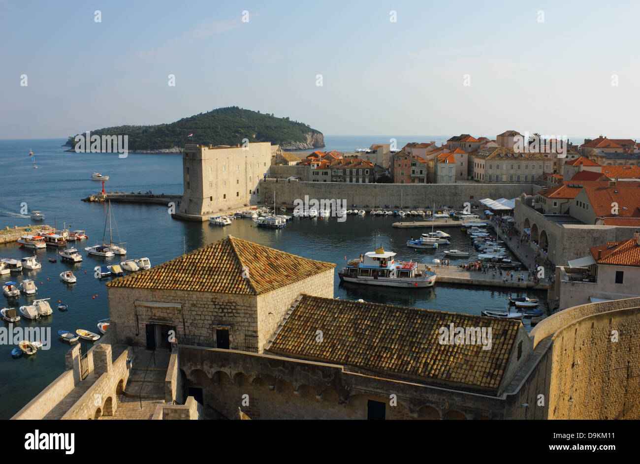 Dubrovnik Città Vecchia Porto vista panoramica con isola Lokrum nella distanza. Foto Stock