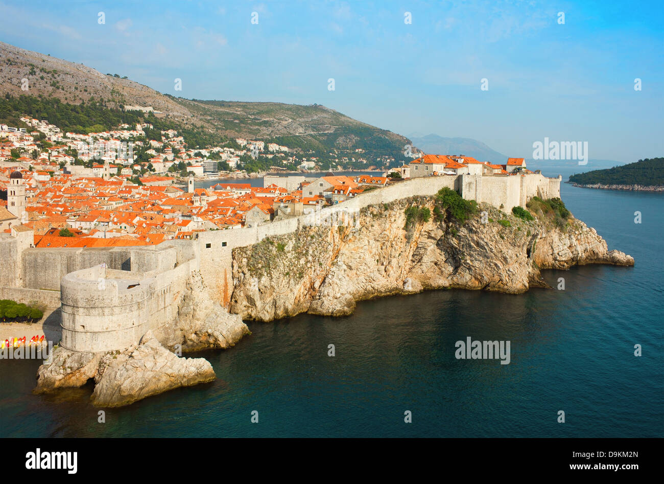 Vista panoramica sulla baia verso la parte vecchia di Dubrovnik in Dalmazia, Croazia e parte dell'isola Lokrum nel mare Adriatico. Foto Stock