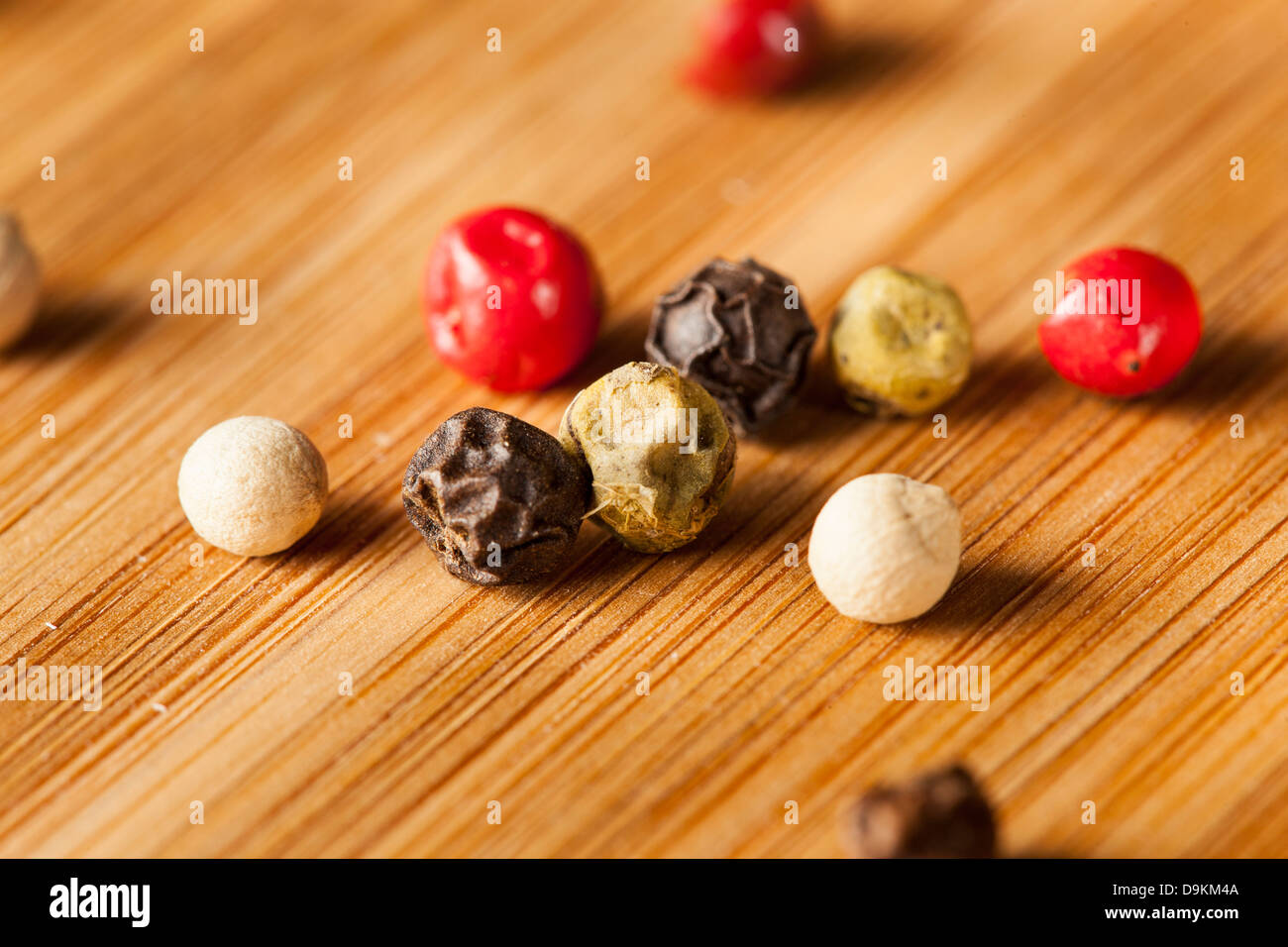 Crudo Intero Peppe quattro Blend contro uno sfondo Foto Stock