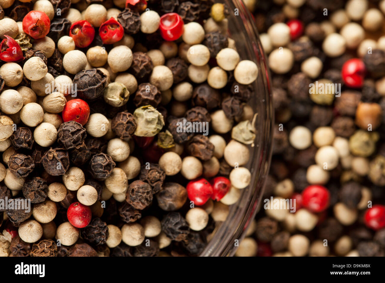 Crudo Intero Peppe quattro Blend contro uno sfondo Foto Stock