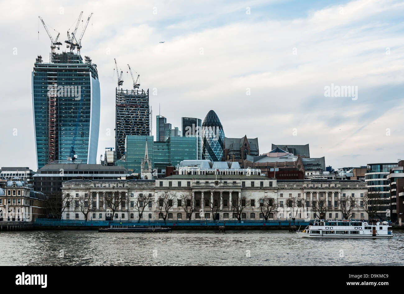 Vista sullo skyline di Londra sul fiume Thames, London REGNO UNITO Foto Stock