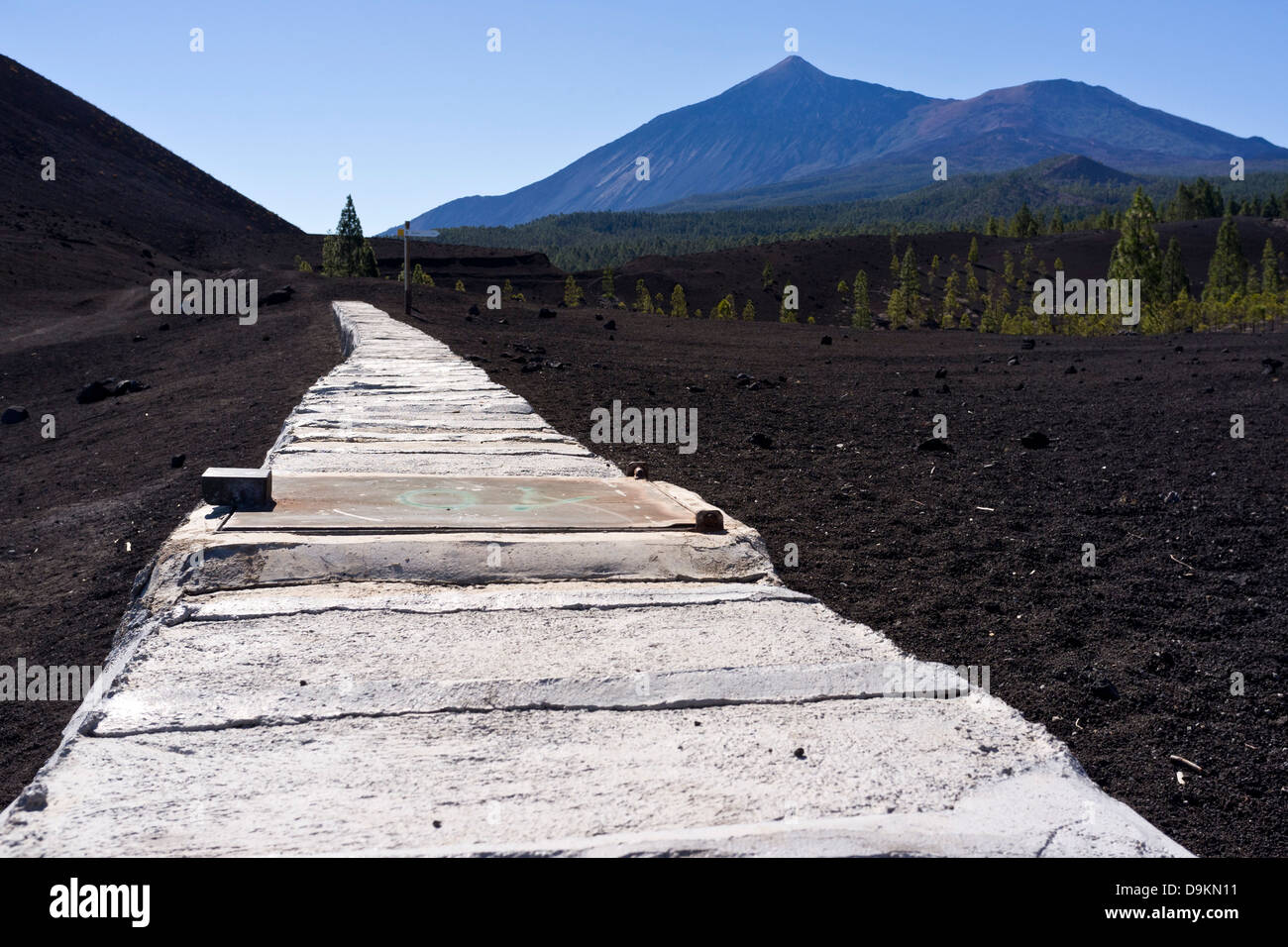 Coperto il canale dell'acqua vicino a Arenas Negras con il Teide in background, trasporta acqua da Los Realajos oltre a Guia de Isora Foto Stock