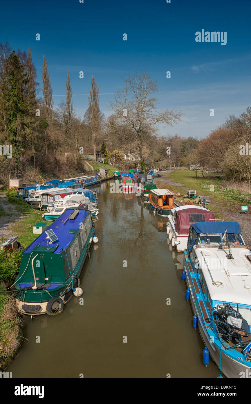 Chiatte sul canale stretto con cielo blu Foto Stock