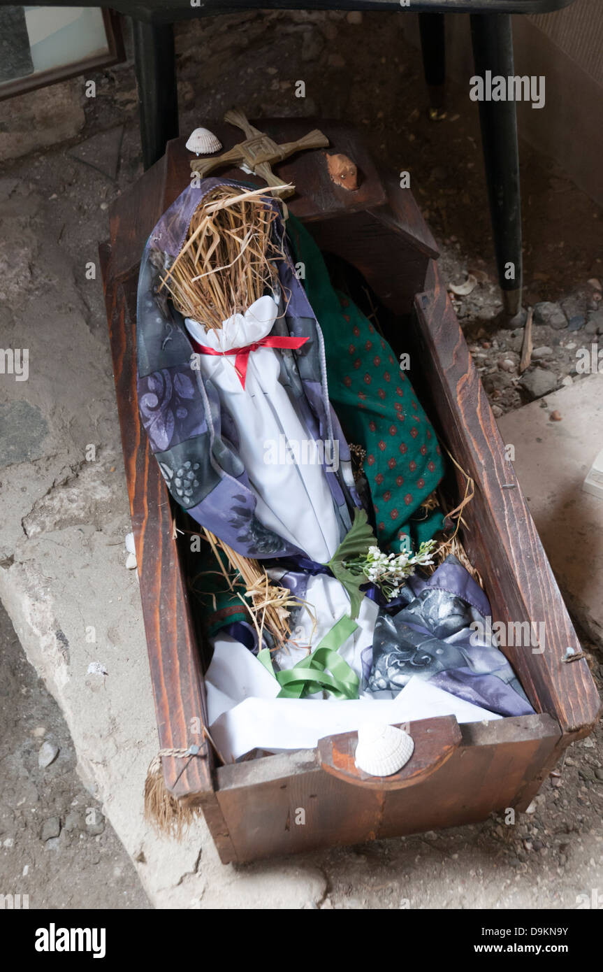 Un tradizionale paglia Brideag bambola in Cille-bharra chiesa sull isola delle Ebridi di Barra. I dettagli nella descrizione. Foto Stock