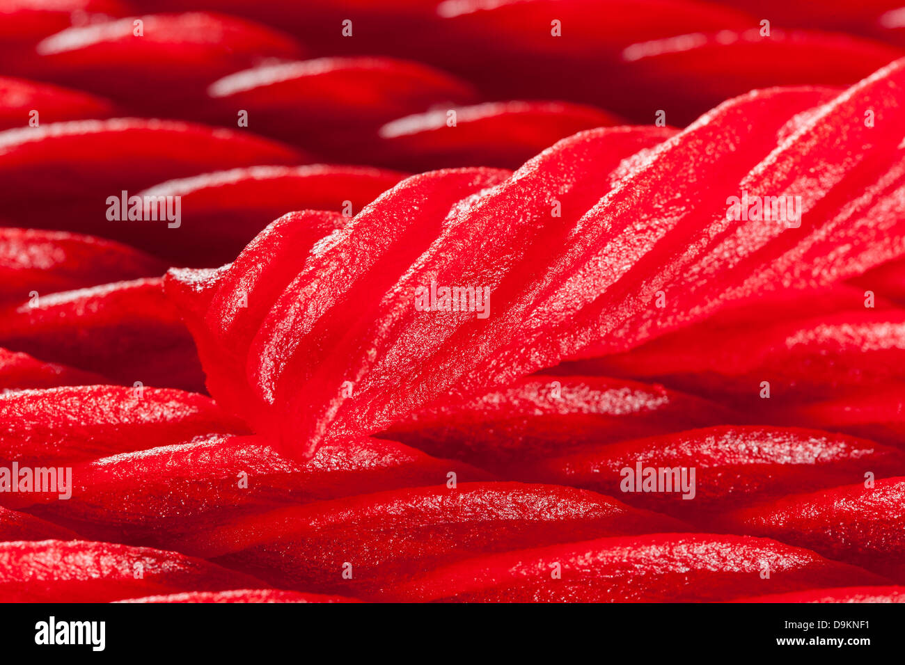 Rosso brillante liquirizia Candy conformata come una corda intrecciata Foto Stock