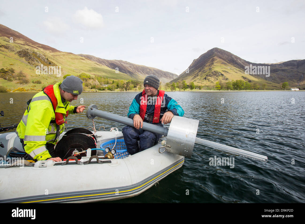 Dr Jeff Warburton dell Università di Durham si preparano a prendere anime dei sedimenti dal fondo del lago Buttermere Foto Stock