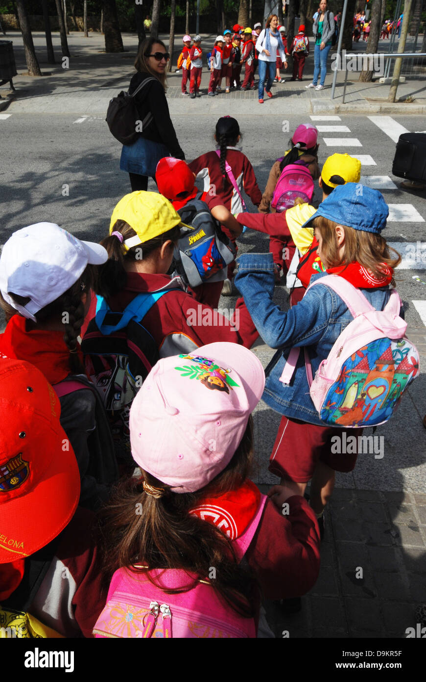 Gruppo di bambini e i loro compagni sul loro modo di Parc Guell Barcellona Spagna Foto Stock