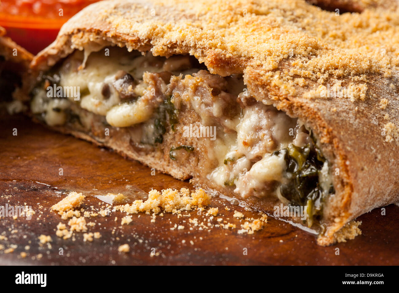 Freschi Fatti in casa Calzone italiana con salsiccia e spinaci Foto Stock