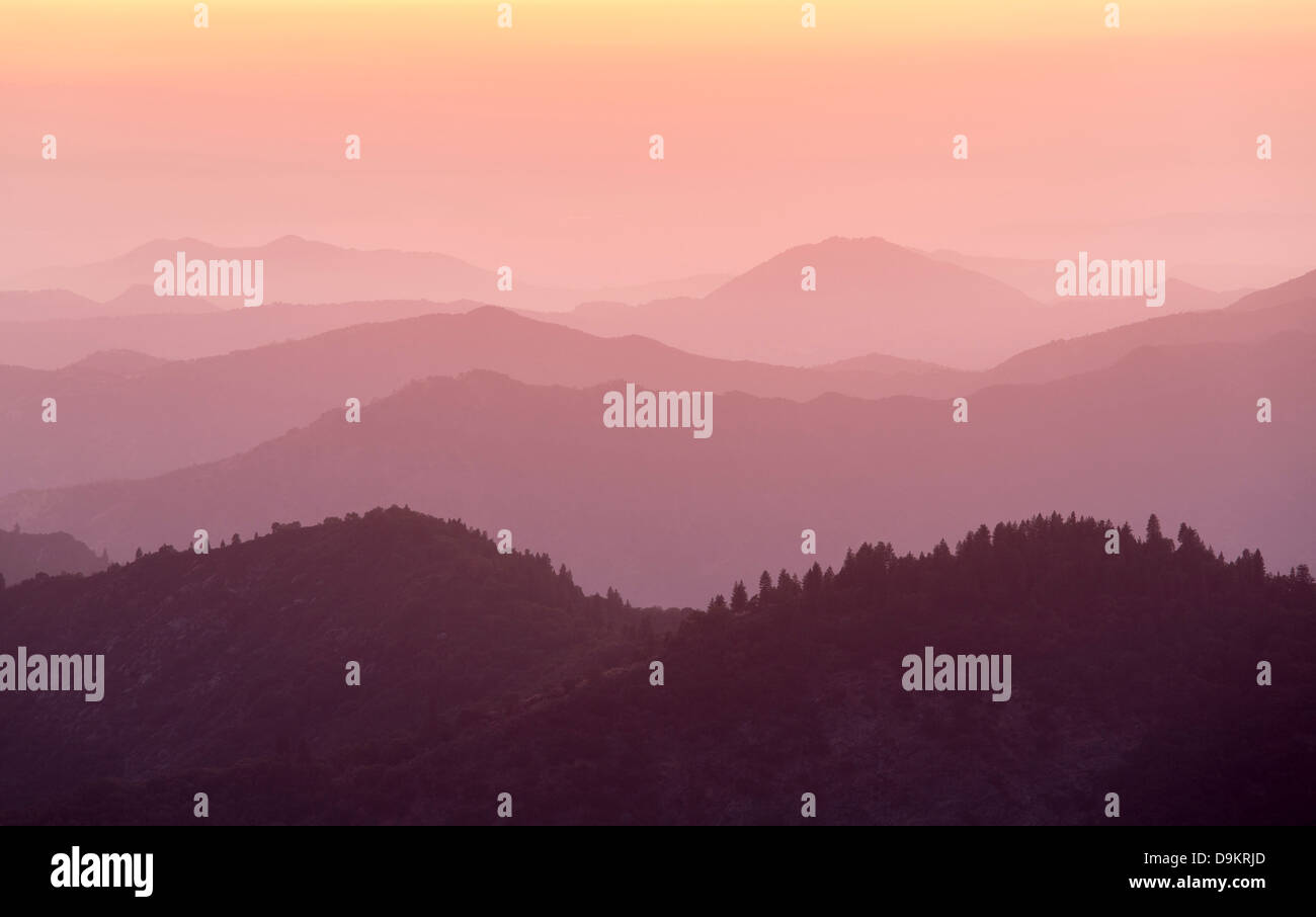 Le gamme della montagna al crepuscolo, Sierra Nevada dal Sequoia National Park, California USA Foto Stock