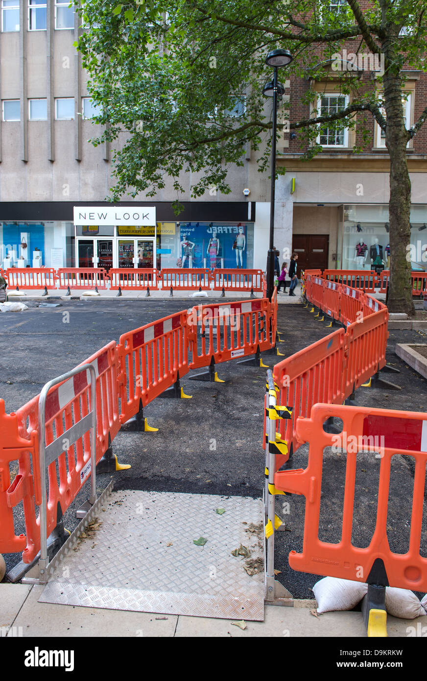 Sviluppo di Peterborough city centre con barriere intorno alla zona di lavoro. Foto Stock