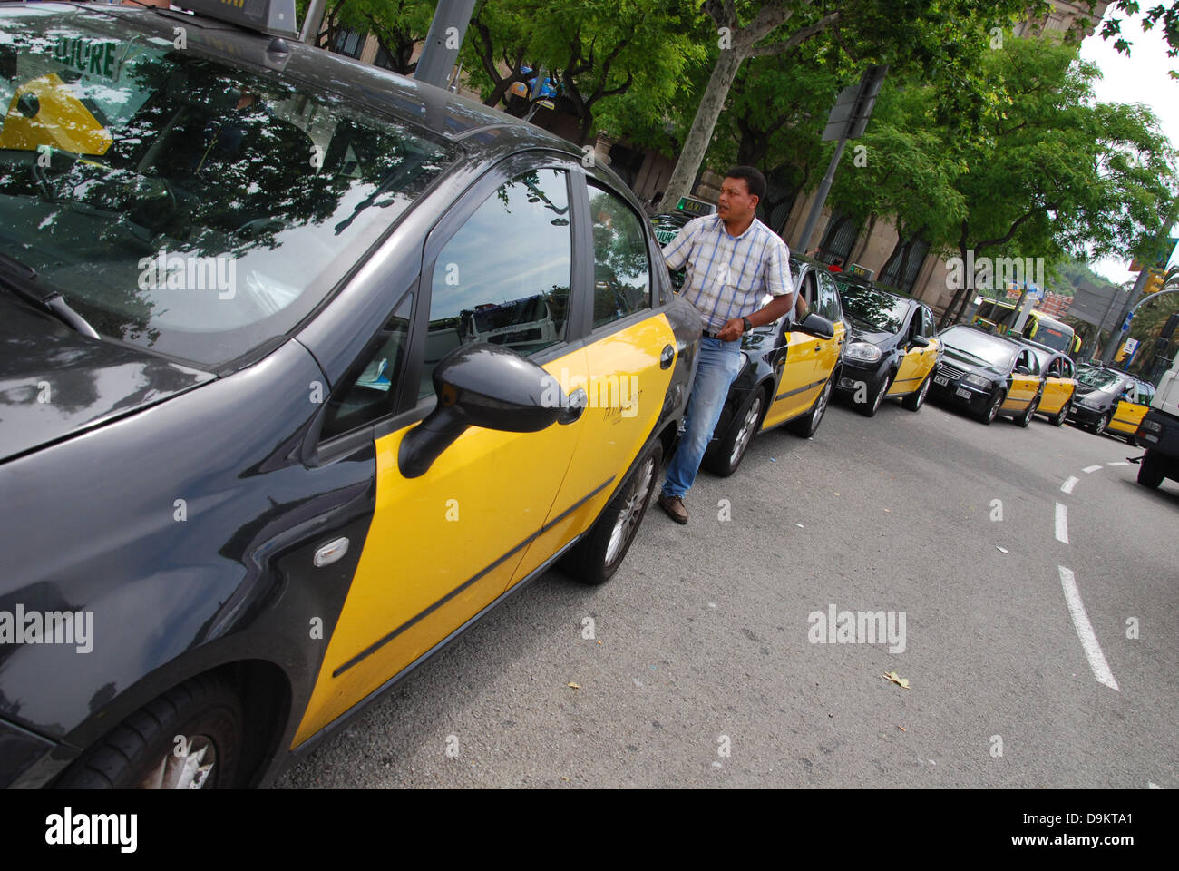 Taxi parcheggiato a Avenue de les Drassanes, vicino a Las Ramblas Barcellona Spagna Foto Stock
