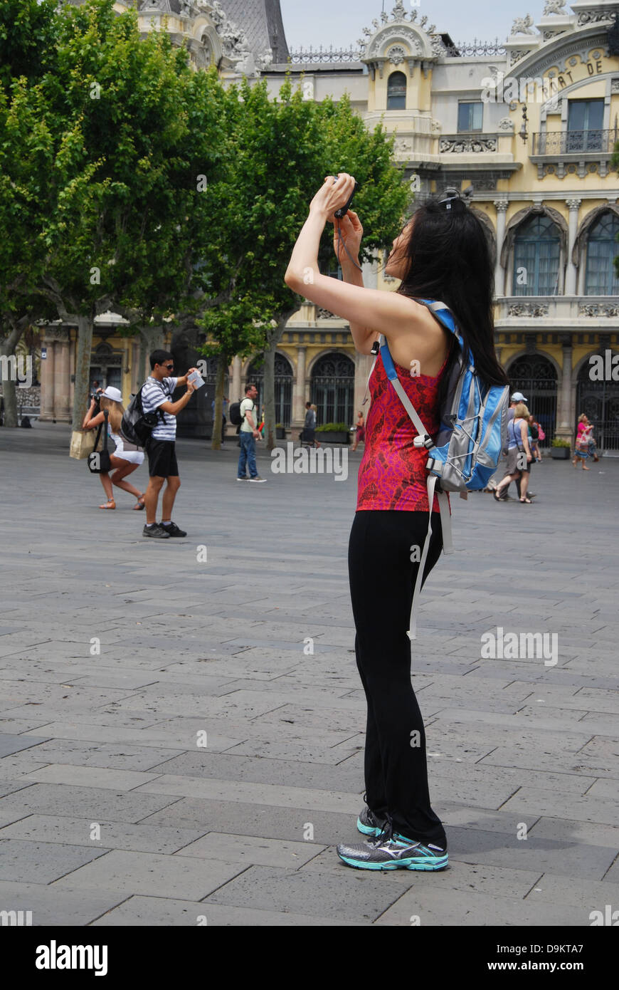 I turisti fotografare vicino a Ramblas Barcellona Spagna Foto Stock