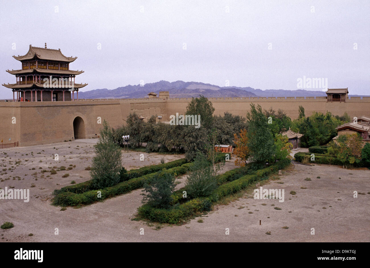 Vista del cortile interno di Jiayu Pass o Jiayuguan che è il primo passaggio della estremità occidentale della grande muraglia cinese che è stato costruito dalla dinastia Ming, nel XIV secolo, si trova a sud-ovest della città di Jiayuguan nella provincia di Gansu Cina settentrionale Foto Stock