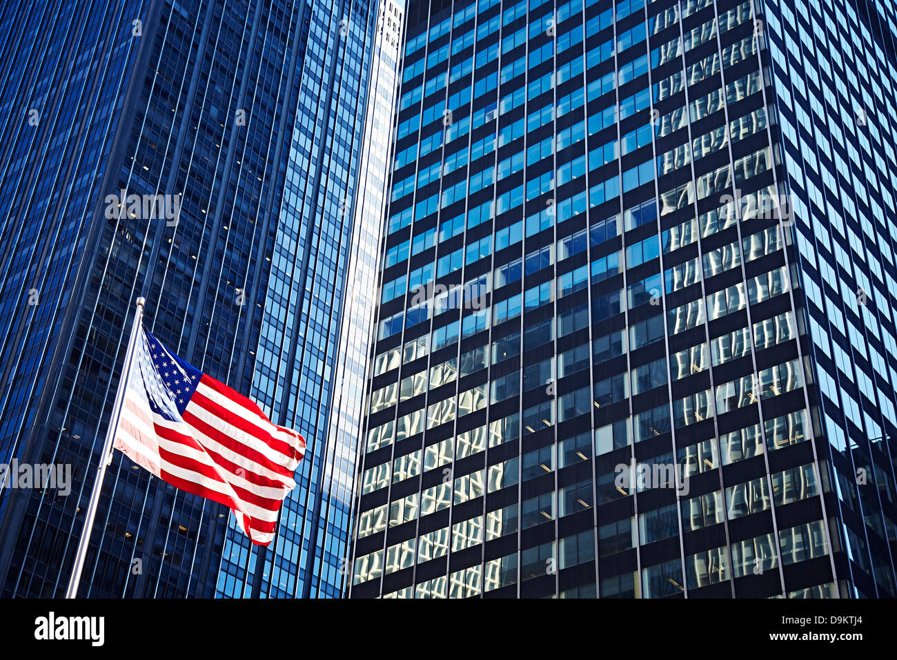 Ufficio esterno e noi bandiera, New York City, Stati Uniti d'America Foto Stock