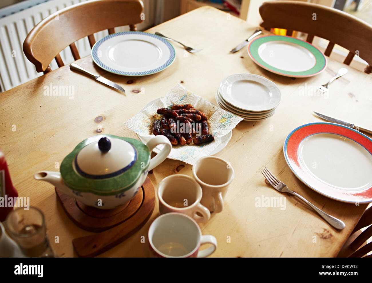 Teiera, tazze e piatti set su un tavolo di legno Foto Stock