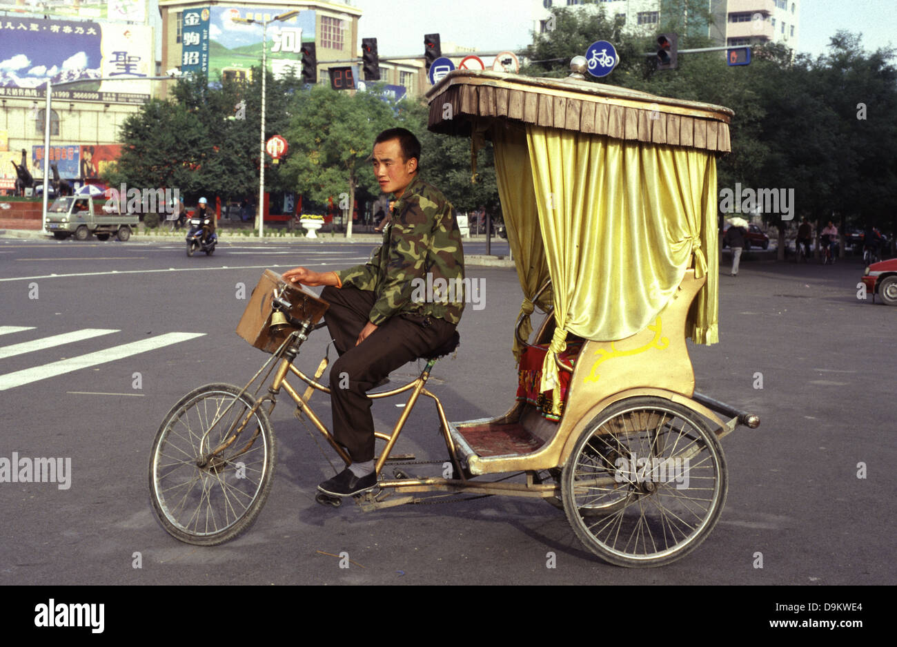 Un ciclo di risciò pedicab nella città di Jiayuguan nel nordovest della provincia di Gansu in Cina Foto Stock