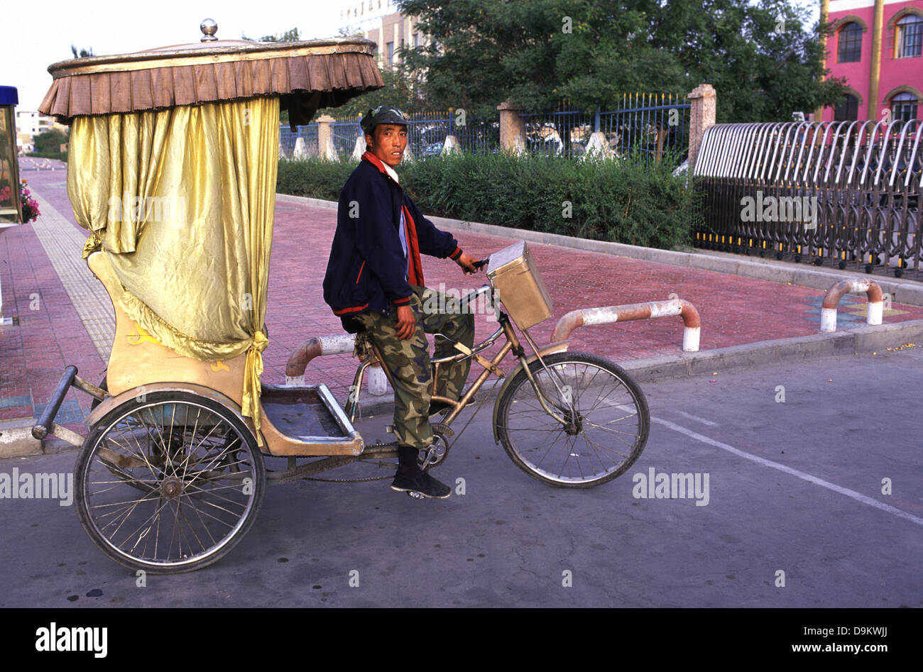 Un ciclo di risciò pedicab nella città di Jiayuguan nel nordovest della provincia di Gansu in Cina Foto Stock