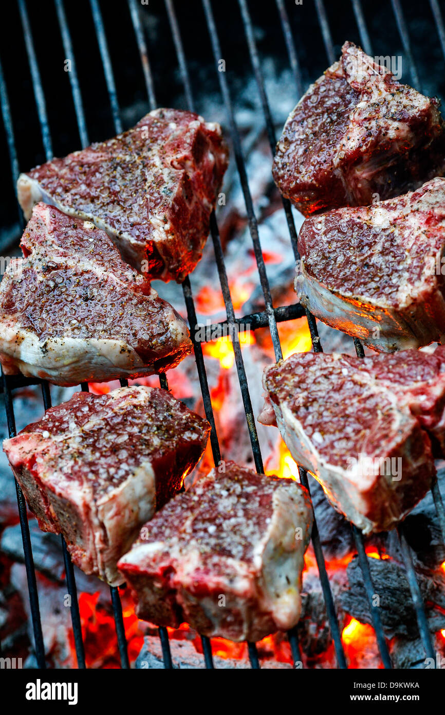 Costolette di agnello brillano al di sopra di un mesquite carbone fuoco a Santa Monica, in California, il 10 agosto 2008. Foto Stock