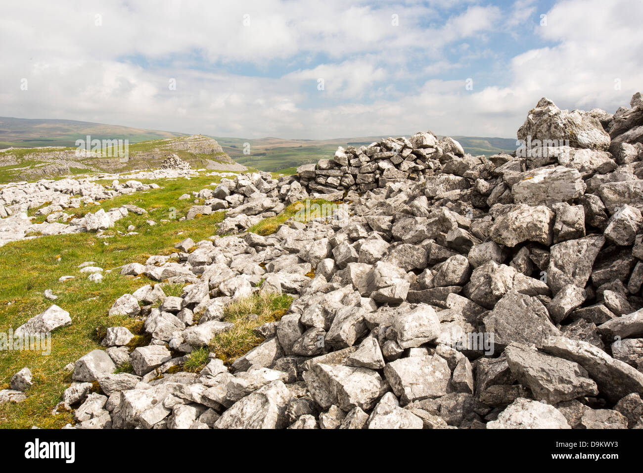 Scenario di calcare nel Yorkshire Dales National Park, sopra Austwick, REGNO UNITO Foto Stock