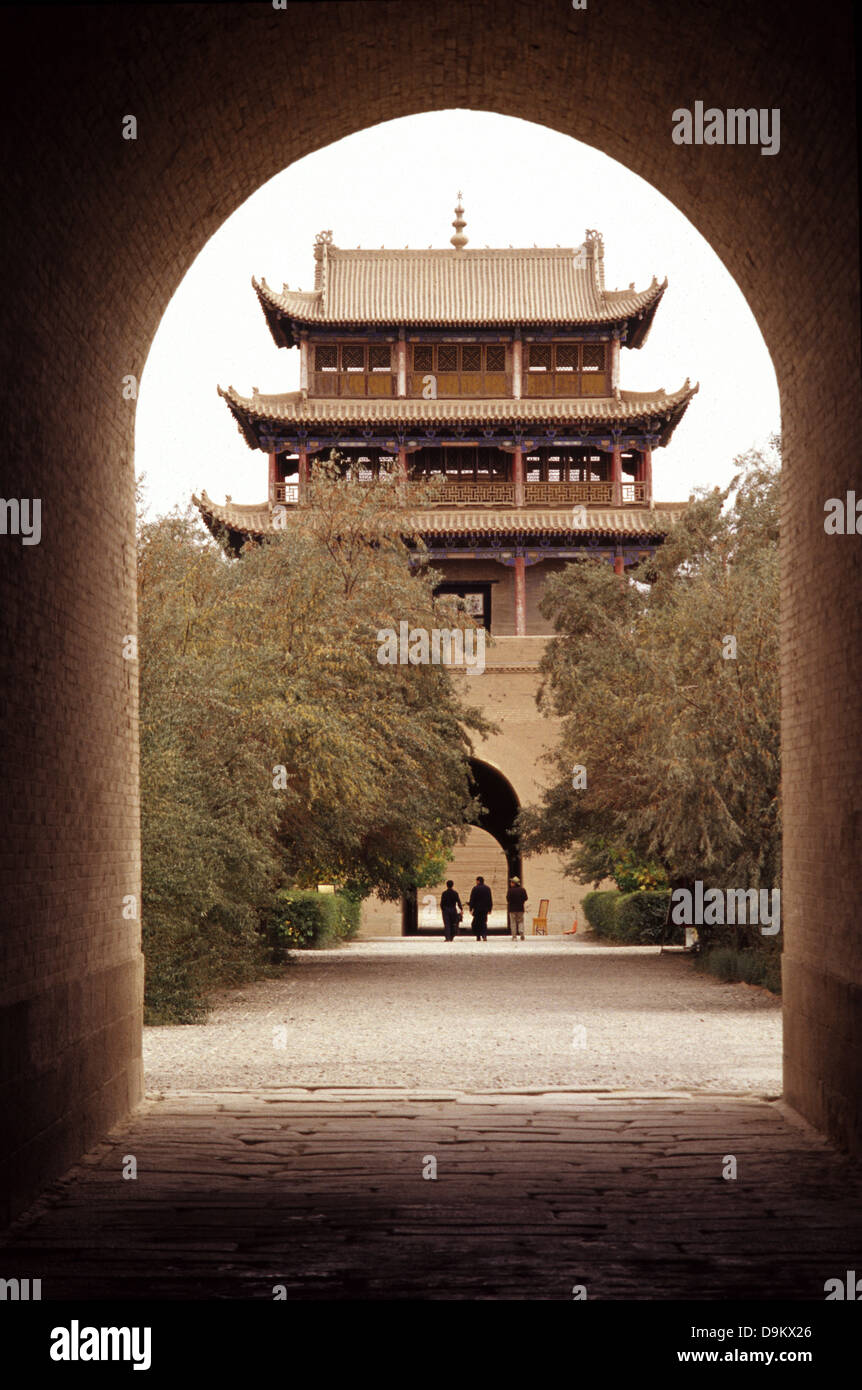 Gateway arcuata a Jiayu Pass o Jiayuguan che è il primo passaggio della estremità occidentale della grande muraglia cinese che è stato costruito dalla dinastia Ming, nel XIV secolo, si trova a sud-ovest della città di Jiayuguan nella provincia di Gansu Cina settentrionale Foto Stock