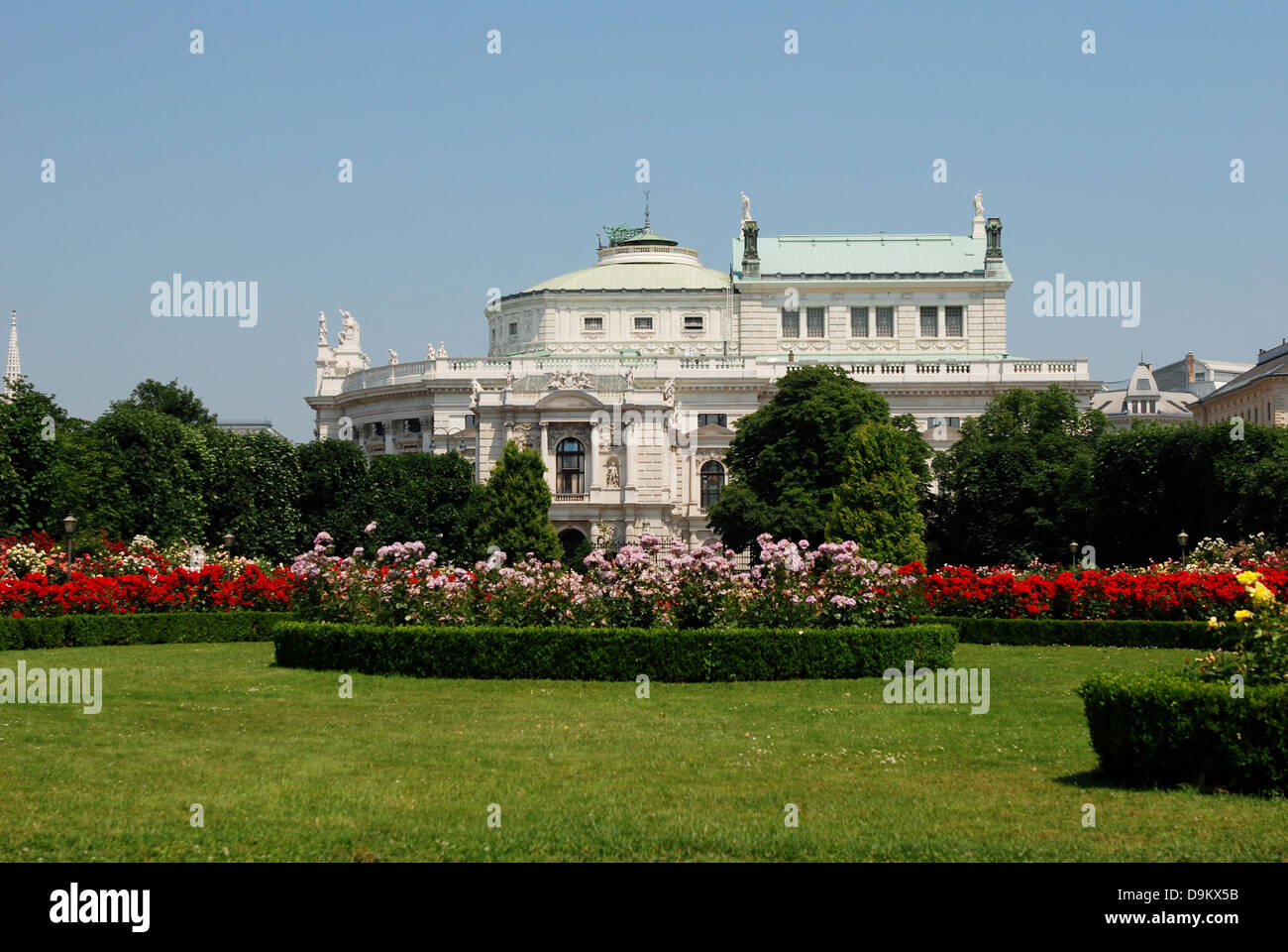 Burgtheater (austriaco Teatro nazionale), come si vede dal Volksgarten a Vienna Foto Stock